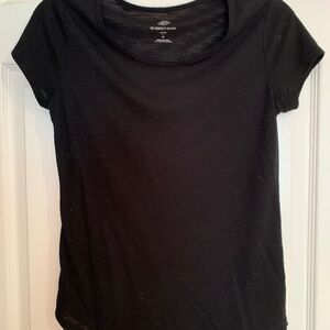So junior’s scoopneck cap sleeve tee in black, size medium